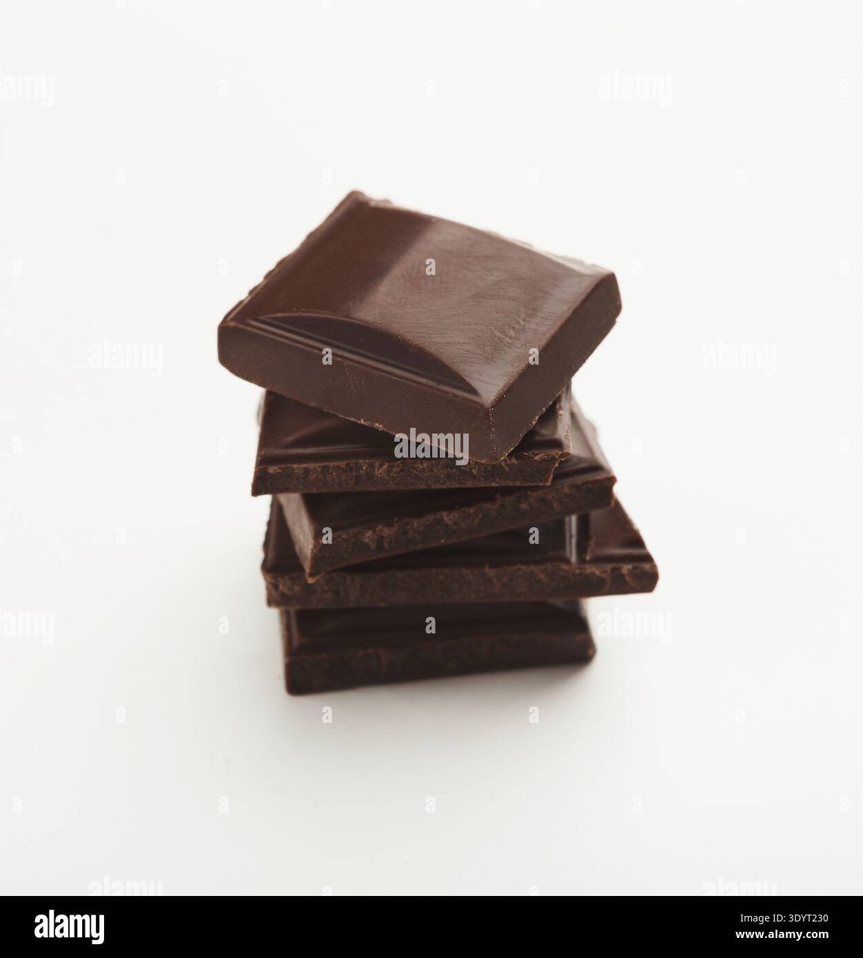 Tafel mit dunkler Schokolade auf weiß isoliert Stockfoto