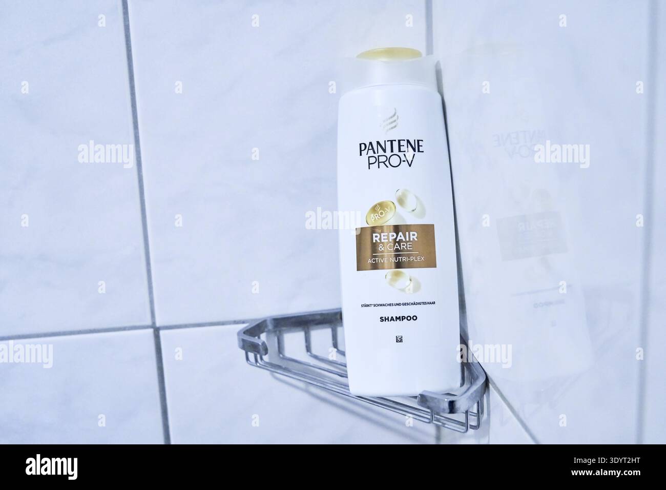 Pantene Pro-V Shampoo, Reparatur & Pflege, ist in der Dusche im Badezimmer Stockfoto