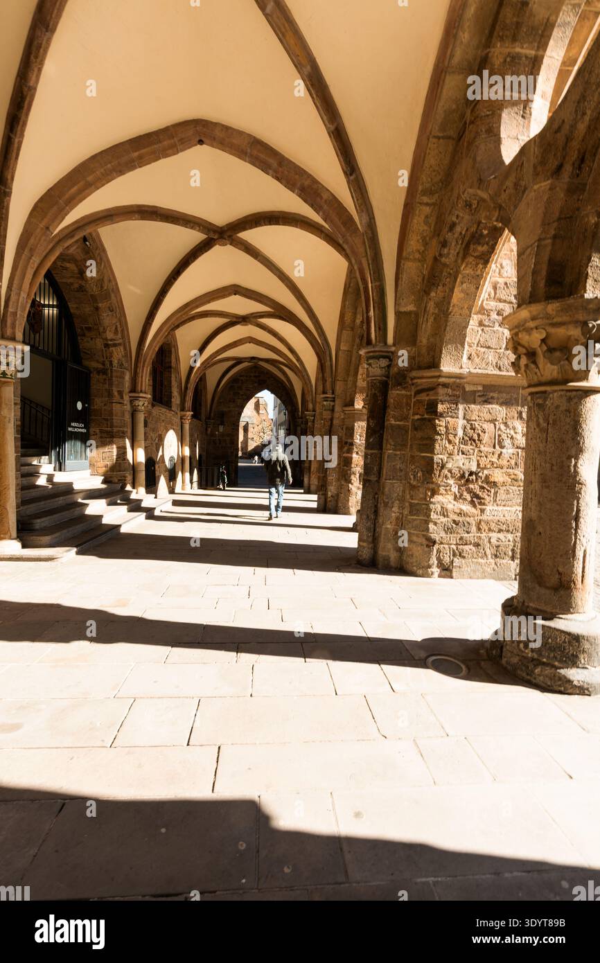 Minden, Deutschland - 2. März 2026: Gotische Arkade des historischen Alten Rathauses mit Rippengewölben und Fußgängern Stockfoto