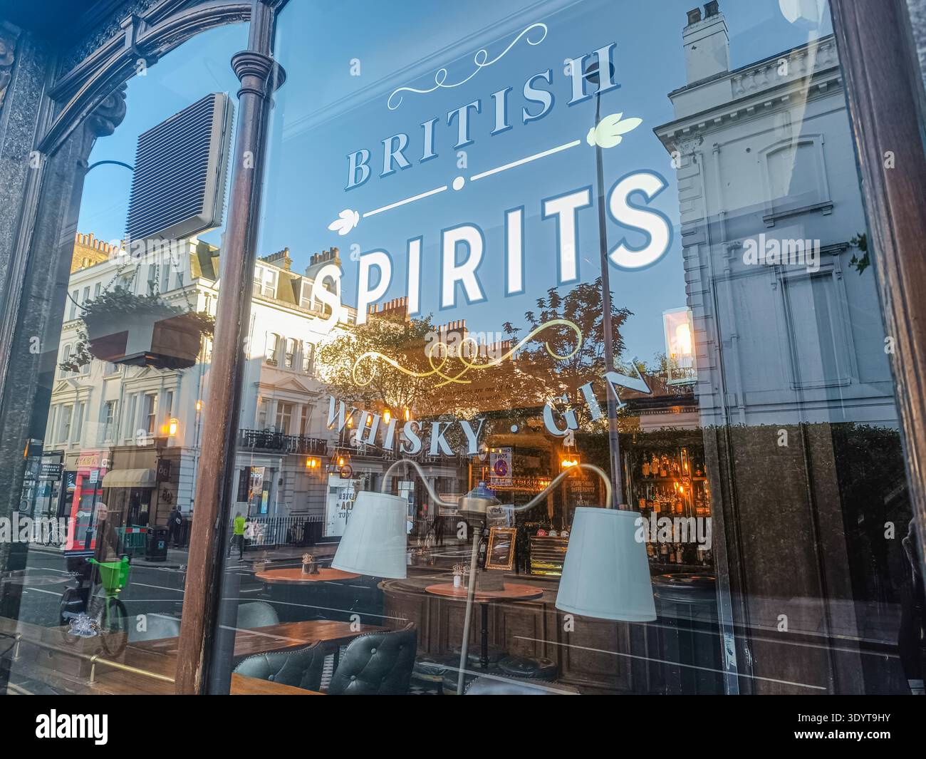 British Spirits Bar Eingang Whiskey und Gin Storefront. London, Großbritannien, 18. April 2024 Stockfoto