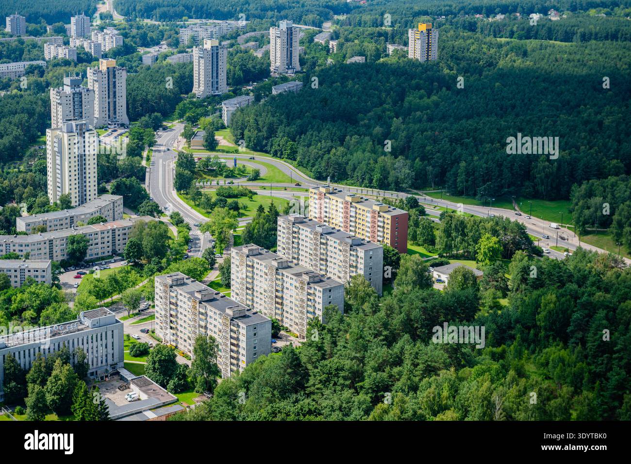 Aus der Vogelperspektive auf Wohnblocks aus der Sowjetzeit und üppige Kiefernwälder in den Stadtteilen Karoliniškės oder Lazdynai in Vilnius, Litauen. Stockfoto