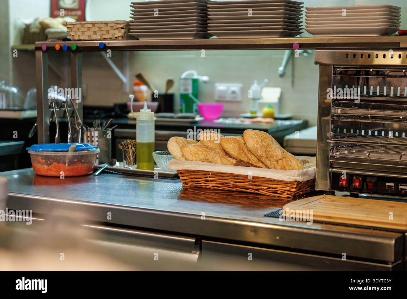 Frühstück in der Küche eines Cafés in Alcoy, Spanien Stockfoto