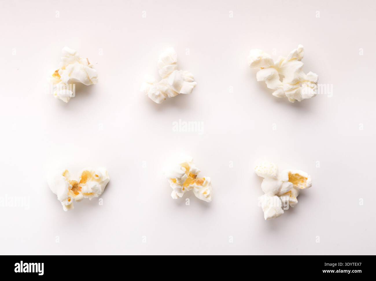 Sammlung von gekochtem Popcorn isoliert auf weißem Hintergrund Stockfoto