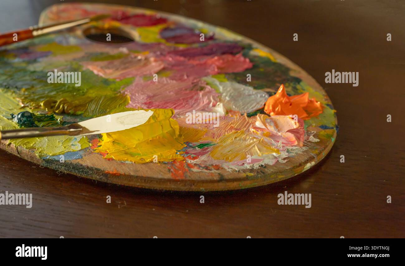 Bunte Ölpalette mit dicken Farbschichten und Palettenmesser Stockfoto