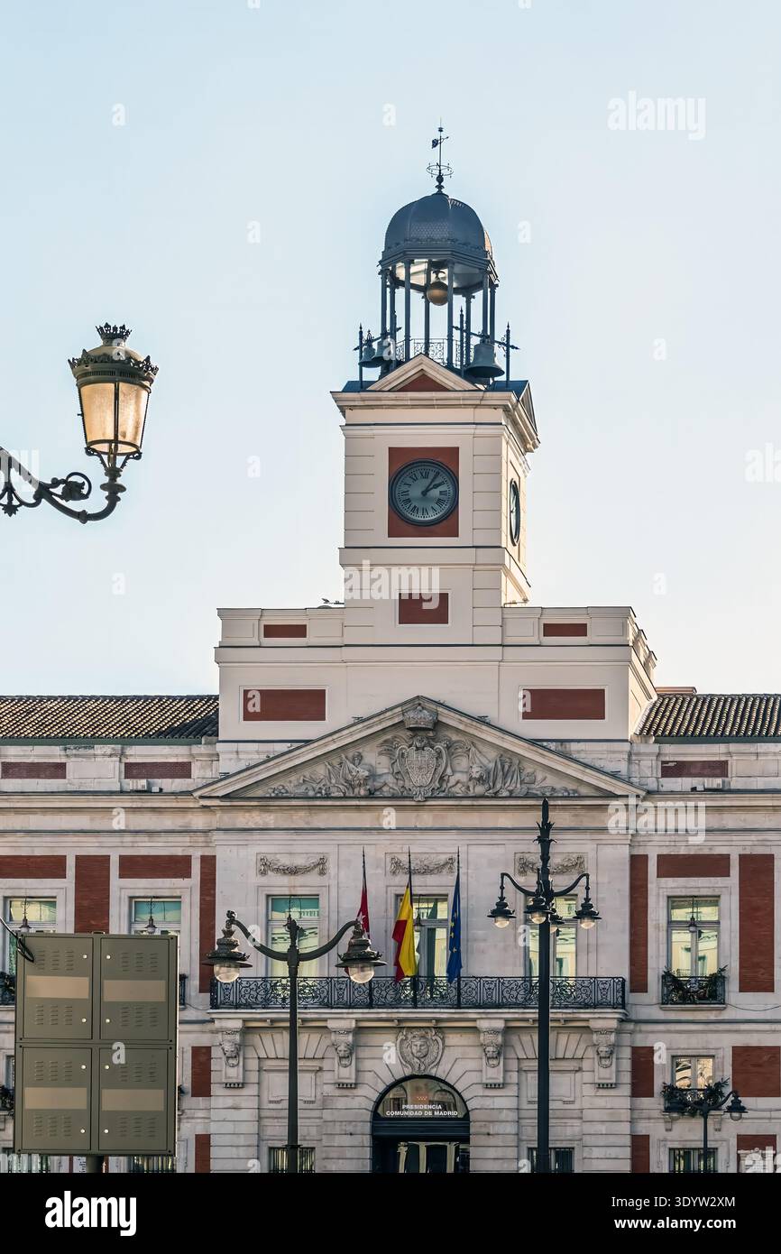 Uhrenturm des Real Casa de Correos Gebäudes in Puerta del Sol, Madrid, Spanien. Das ikonische Gebäude besticht durch ein neoklassizistisches Design Stockfoto