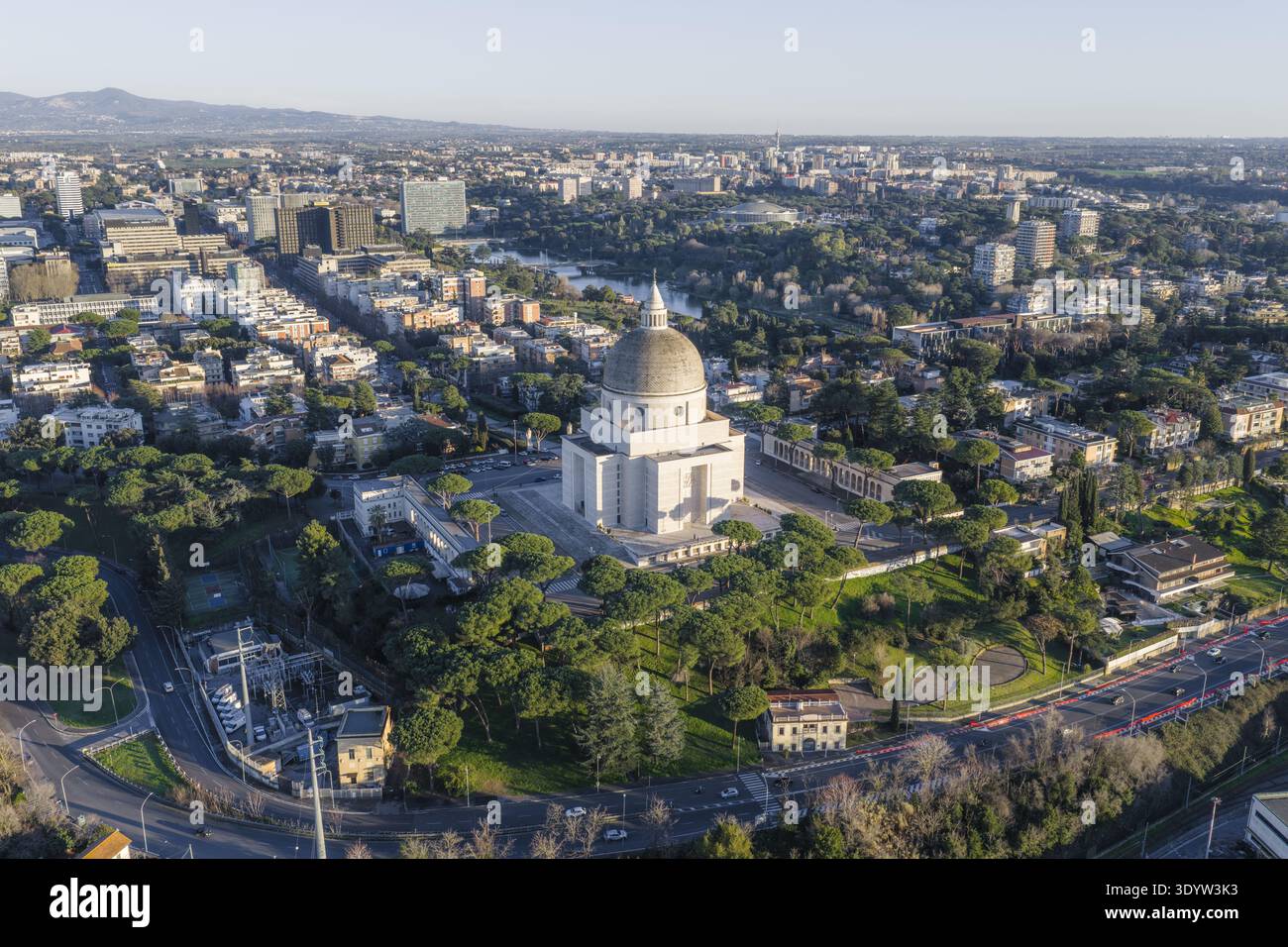Aus der Vogelperspektive die beeindruckende, monumentale Basilika der Heiligen Peter und Paul, ihre Kuppel, die inmitten der architektonischen Wandteppiche der Stadt glänzt, Rom, Latium, IT Stockfoto