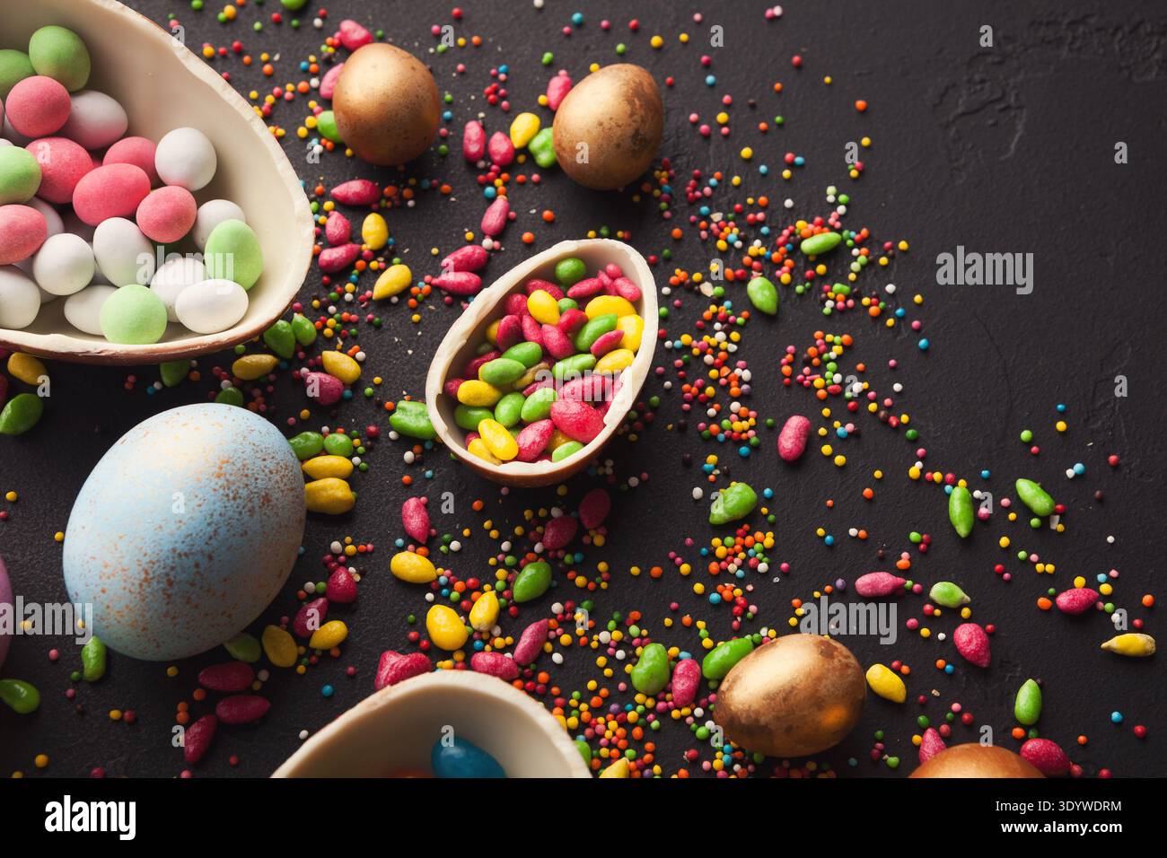 Leckere Schokolade Ostereier auf dunklem Hintergrund Stockfoto