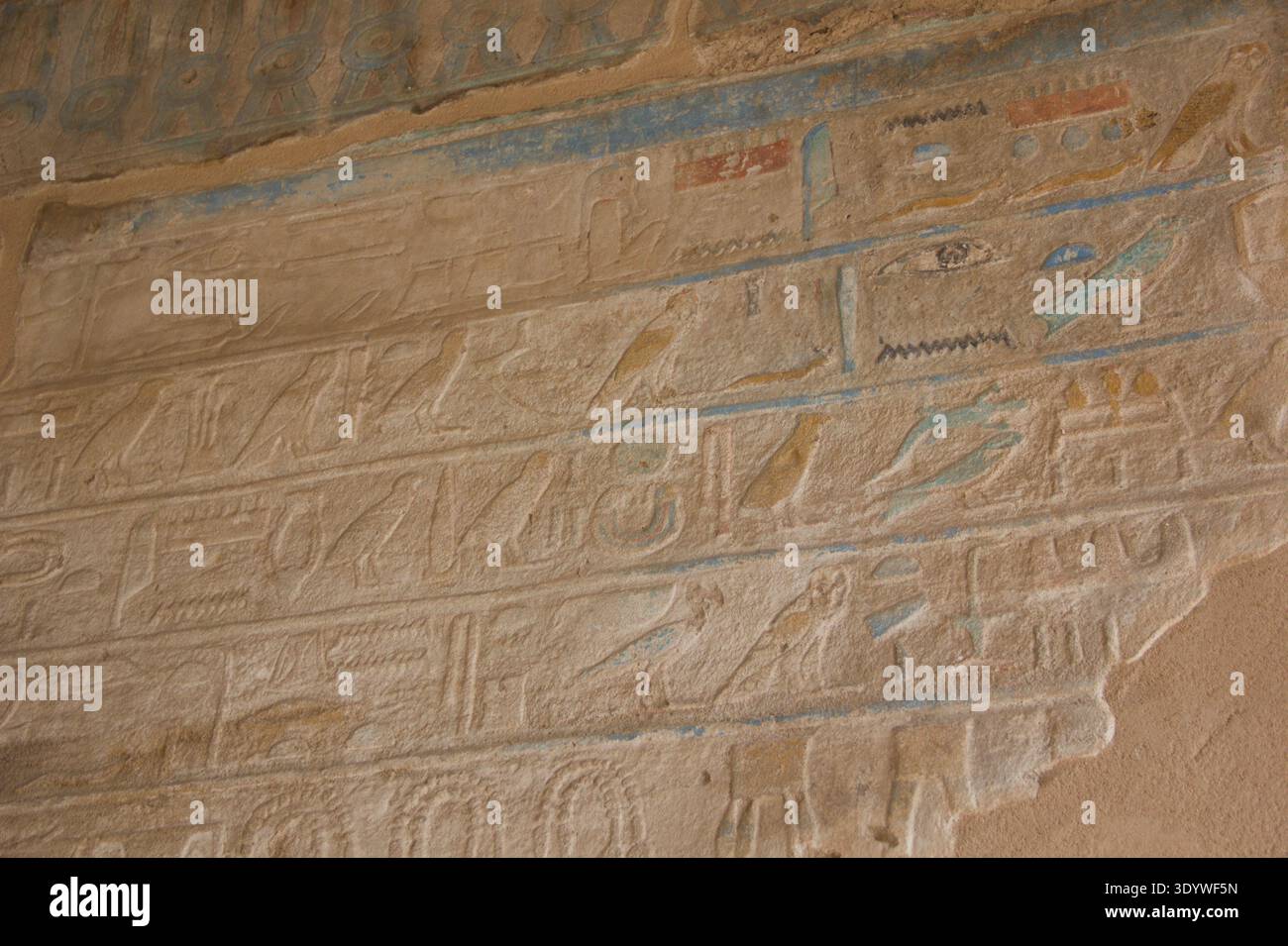 Antike Hieroglyphen in Sandsteinmauer am Karnak Tempel in Luxor Stockfoto