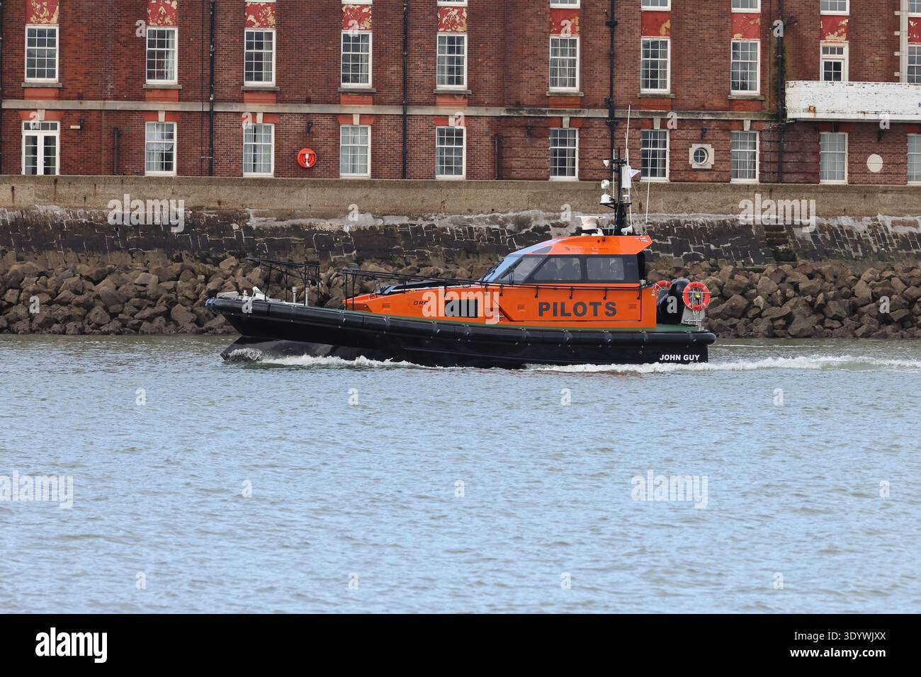 Der kommerzielle Pilot startet JOHN GUY aus dem Hafen. Das Schiff hat seinen Sitz in St. Mary’s, Cornwall Stockfoto
