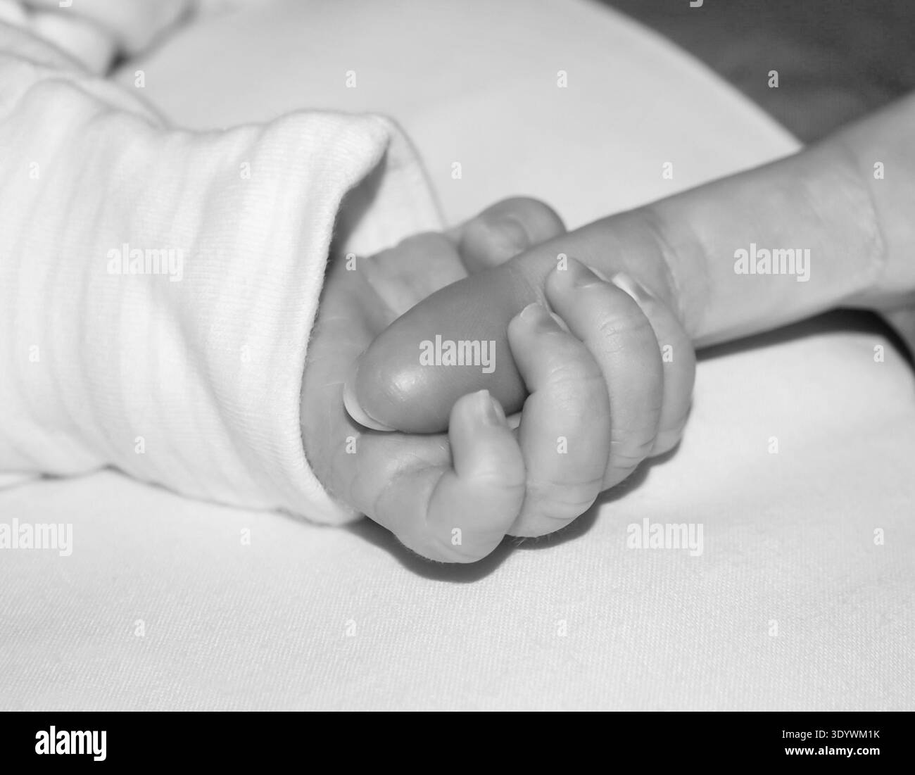 Baby halten Mütter Finger Stockfoto