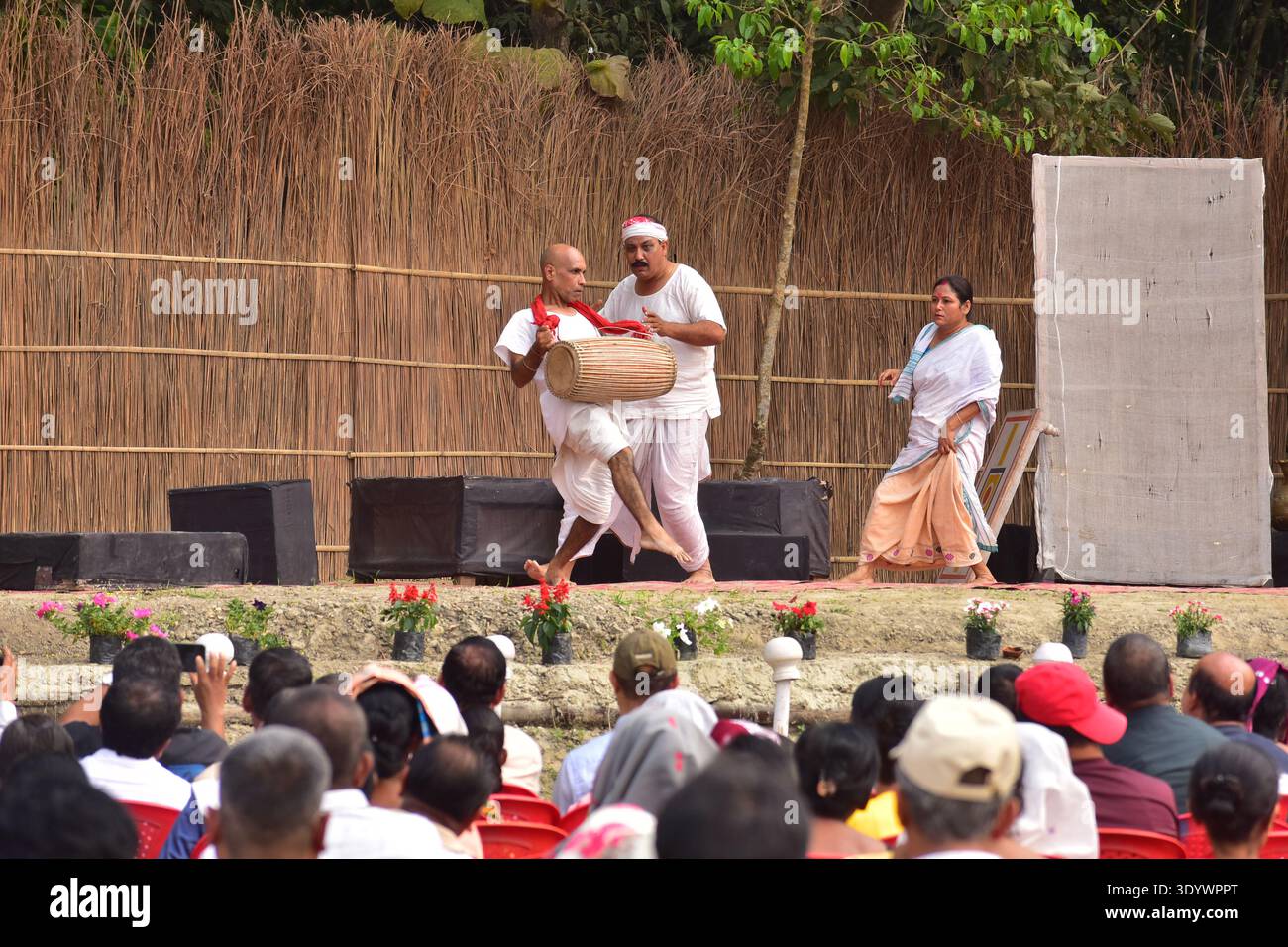 Nagaon, Indien. März 2026. Am 8. März 2026 genießen die Menschen ein Open-Air-Drama im Distrikt Nagaon, Assam, Indien. während des Rodghai Bebejia Theatre Festivals. (Foto: Anuwar Hazarika/NurPhoto)0 Credit: NurPhoto SRL/Alamy Live News Stockfoto