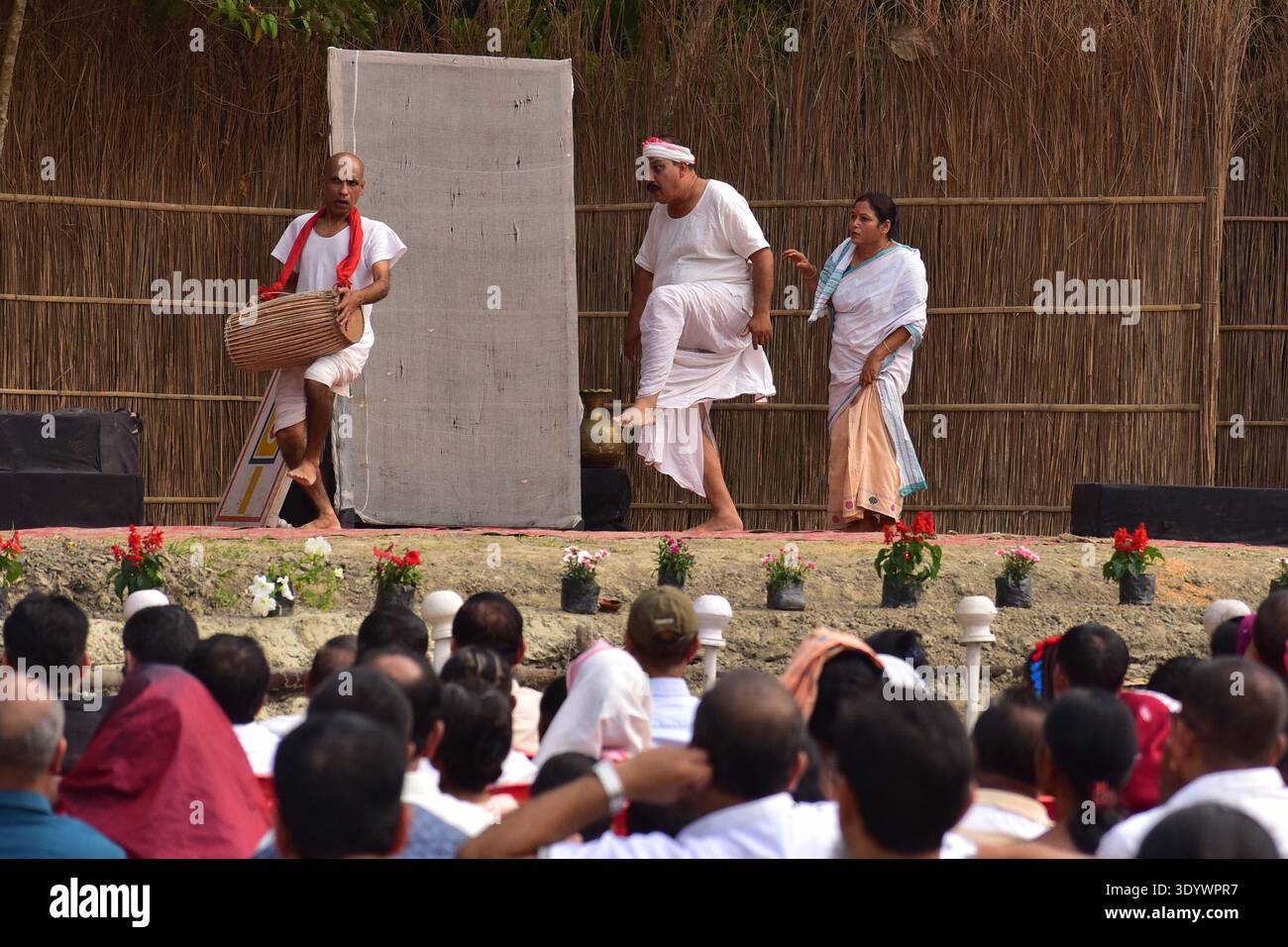 Nagaon, Indien. März 2026. Am 8. März 2026 genießen die Menschen ein Open-Air-Drama im Distrikt Nagaon, Assam, Indien. während des Rodghai Bebejia Theatre Festivals. (Foto: Anuwar Hazarika/NurPhoto)0 Credit: NurPhoto SRL/Alamy Live News Stockfoto
