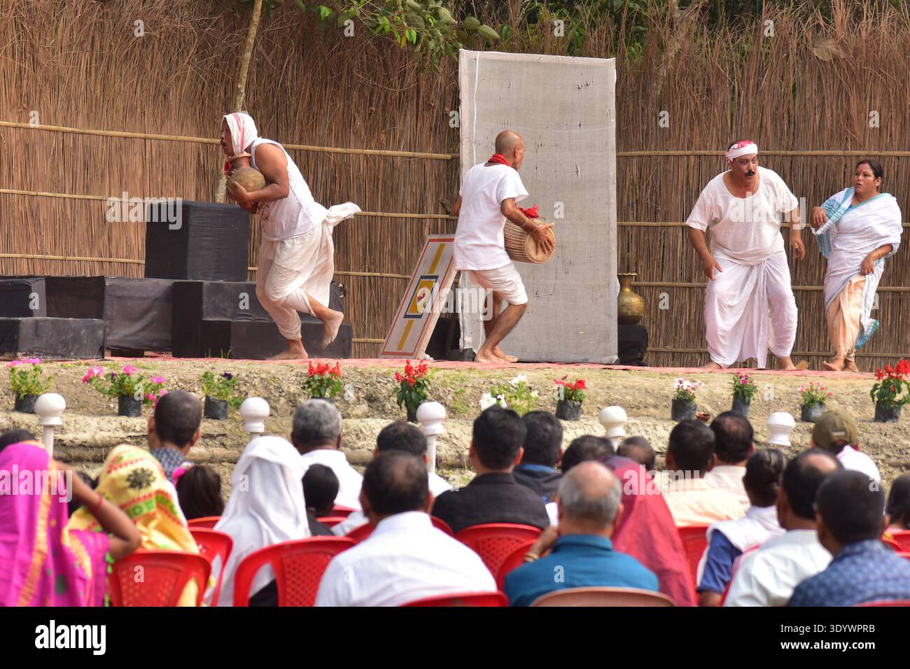 Nagaon, Indien. März 2026. Am 8. März 2026 genießen die Menschen ein Open-Air-Drama im Distrikt Nagaon, Assam, Indien. während des Rodghai Bebejia Theatre Festivals. (Foto: Anuwar Hazarika/NurPhoto)0 Credit: NurPhoto SRL/Alamy Live News Stockfoto