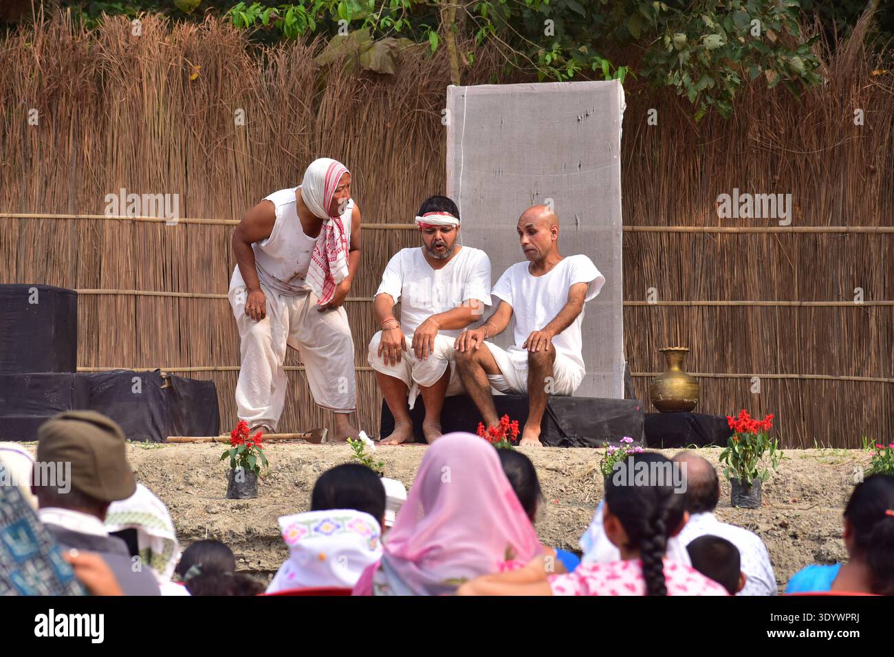 Nagaon, Indien. März 2026. Am 8. März 2026 genießen die Menschen ein Open-Air-Drama im Distrikt Nagaon, Assam, Indien. während des Rodghai Bebejia Theatre Festivals. (Foto: Anuwar Hazarika/NurPhoto) Credit: NurPhoto SRL/Alamy Live News Stockfoto