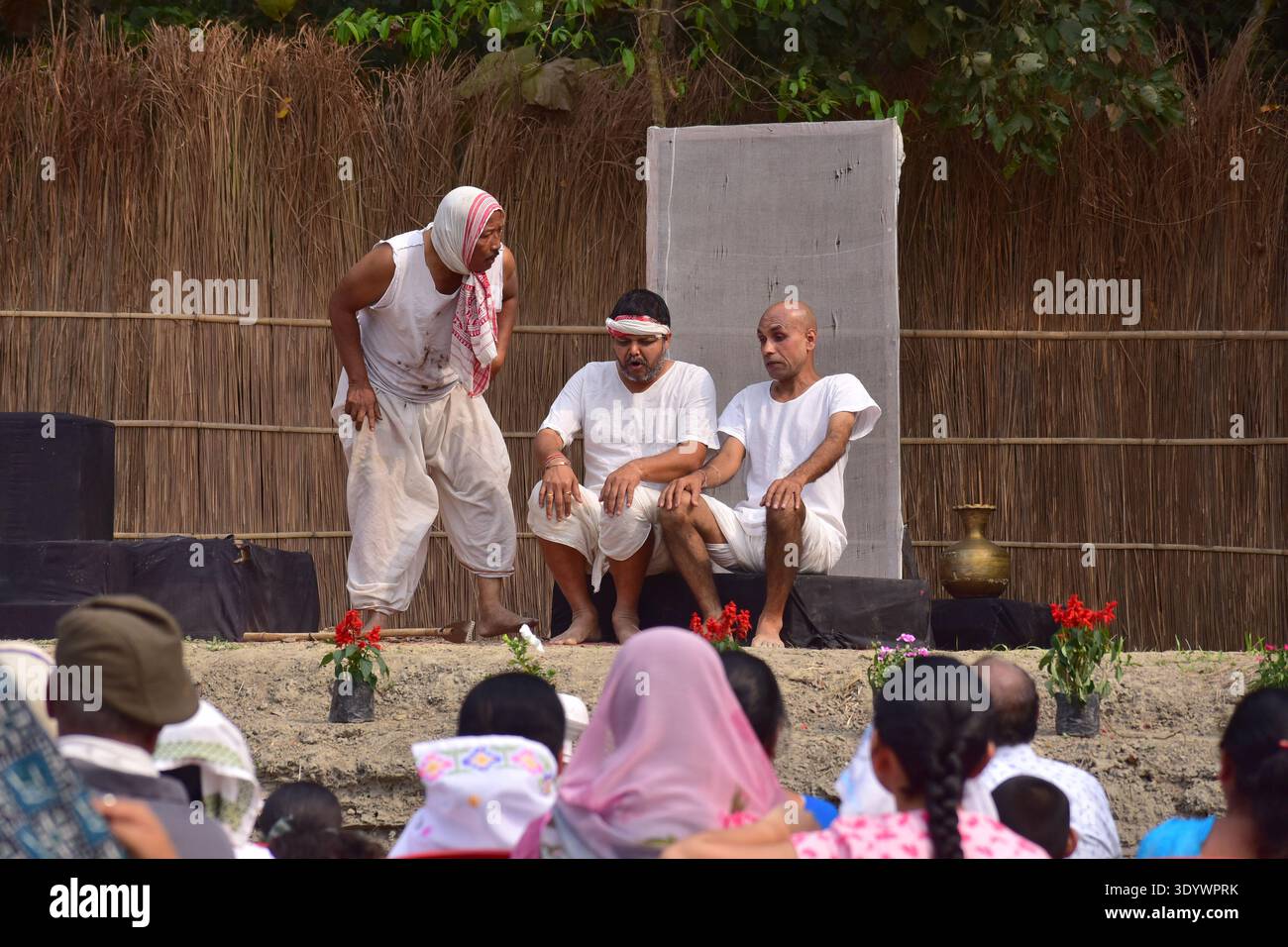 Nagaon, Indien. März 2026. Am 8. März 2026 genießen die Menschen ein Open-Air-Drama im Distrikt Nagaon, Assam, Indien. während des Rodghai Bebejia Theatre Festivals. (Foto: Anuwar Hazarika/NurPhoto)0 Credit: NurPhoto SRL/Alamy Live News Stockfoto