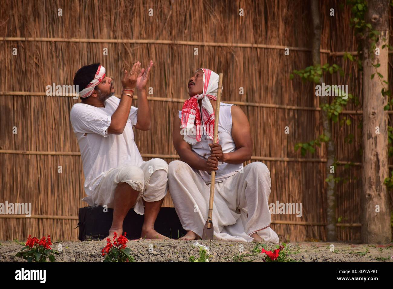 Nagaon, Indien. März 2026. Am 8. März 2026 genießen die Menschen ein Open-Air-Drama im Distrikt Nagaon, Assam, Indien. während des Rodghai Bebejia Theatre Festivals. (Foto: Anuwar Hazarika/NurPhoto)0 Credit: NurPhoto SRL/Alamy Live News Stockfoto
