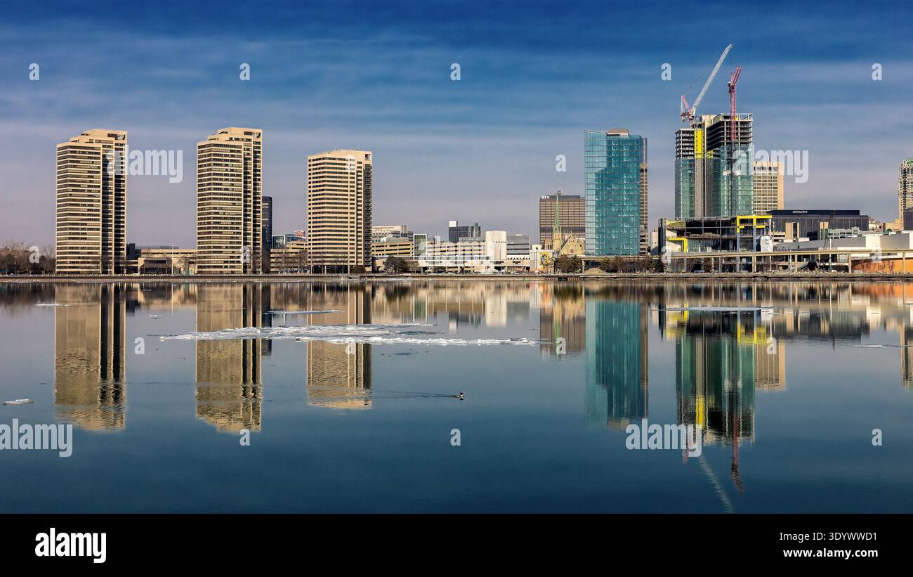 Reflektierender Nachmittagsblick auf Detroit Michigan mit reflektierender Skyline Stockfoto