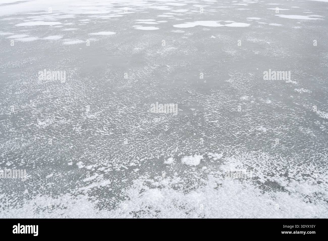 Gefrorene Wasseroberfläche im Winter Stockfoto