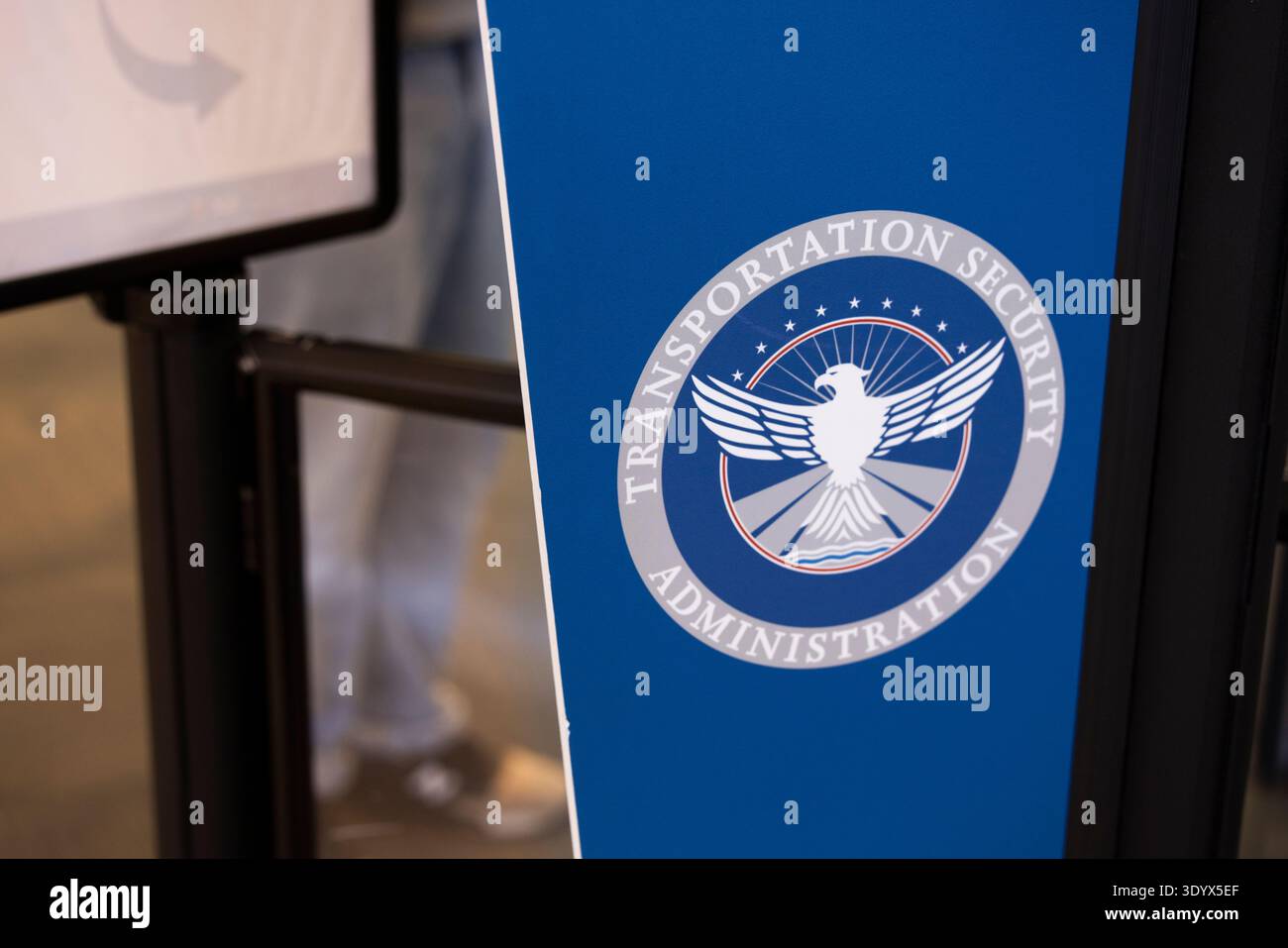 San Jose, Kalifornien, USA – 22. November 2025: Ein Reisender wartet hinter einem TSA-Logo am San Jose International Airport in der Schlange. Stockfoto