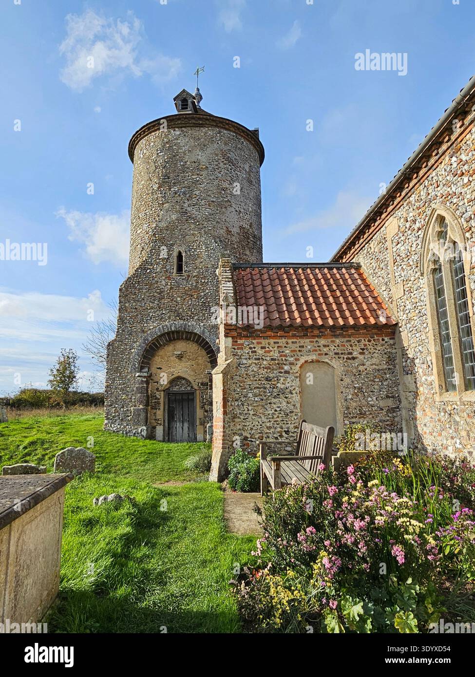 St. Andrew Church, Kleines Schnarchen, Norfolk. Der freistehende runde Turm aus heimischem Feuerstein aus dem 11. Jahrhundert war einst Teil einer früheren Kirche. - Smartphone-aufgenommenes Stockfoto