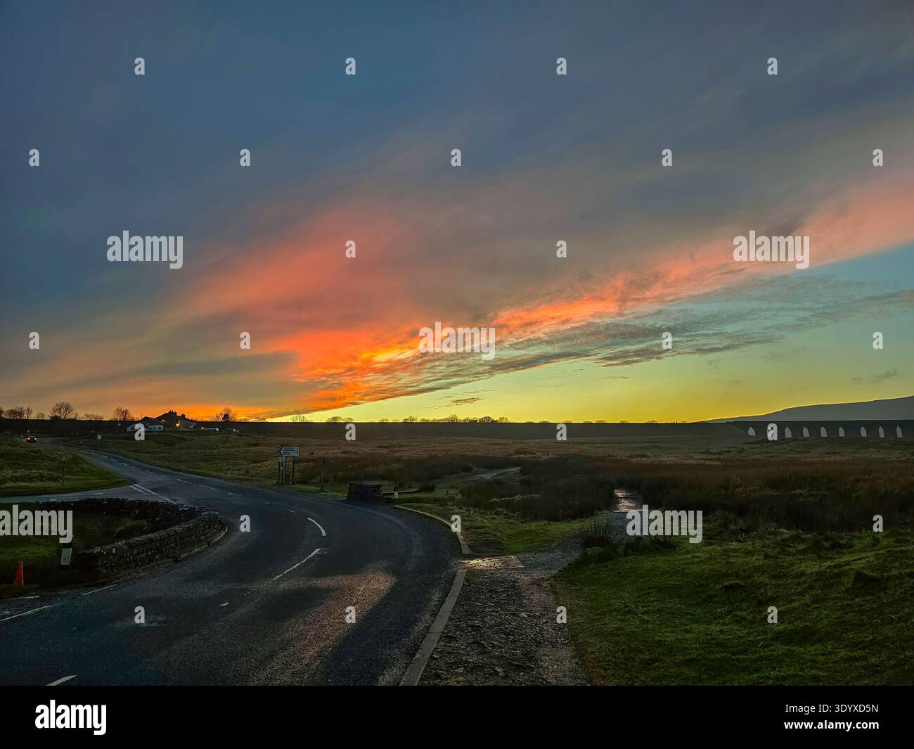 Sonnenuntergang über Ribblehead, Yorkshire Dales National Park - Smartphone-aufgenommenes Stockfoto
