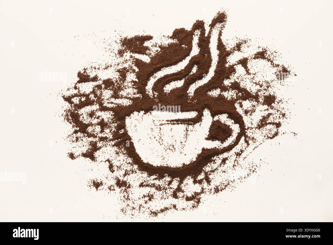 Zeichnung mit gemahlenem Kaffee - Tasse und Rauch, Draufsicht Stockfoto