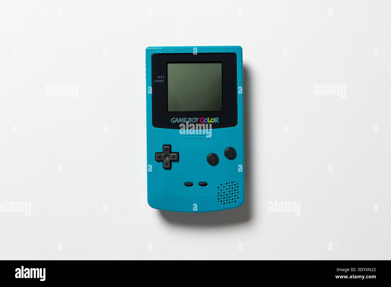 Nintendo Game Boy Color. Die Handkonsole ist blaugrün und auf weißem Hintergrund. Retro-Videospiel. Stockfoto