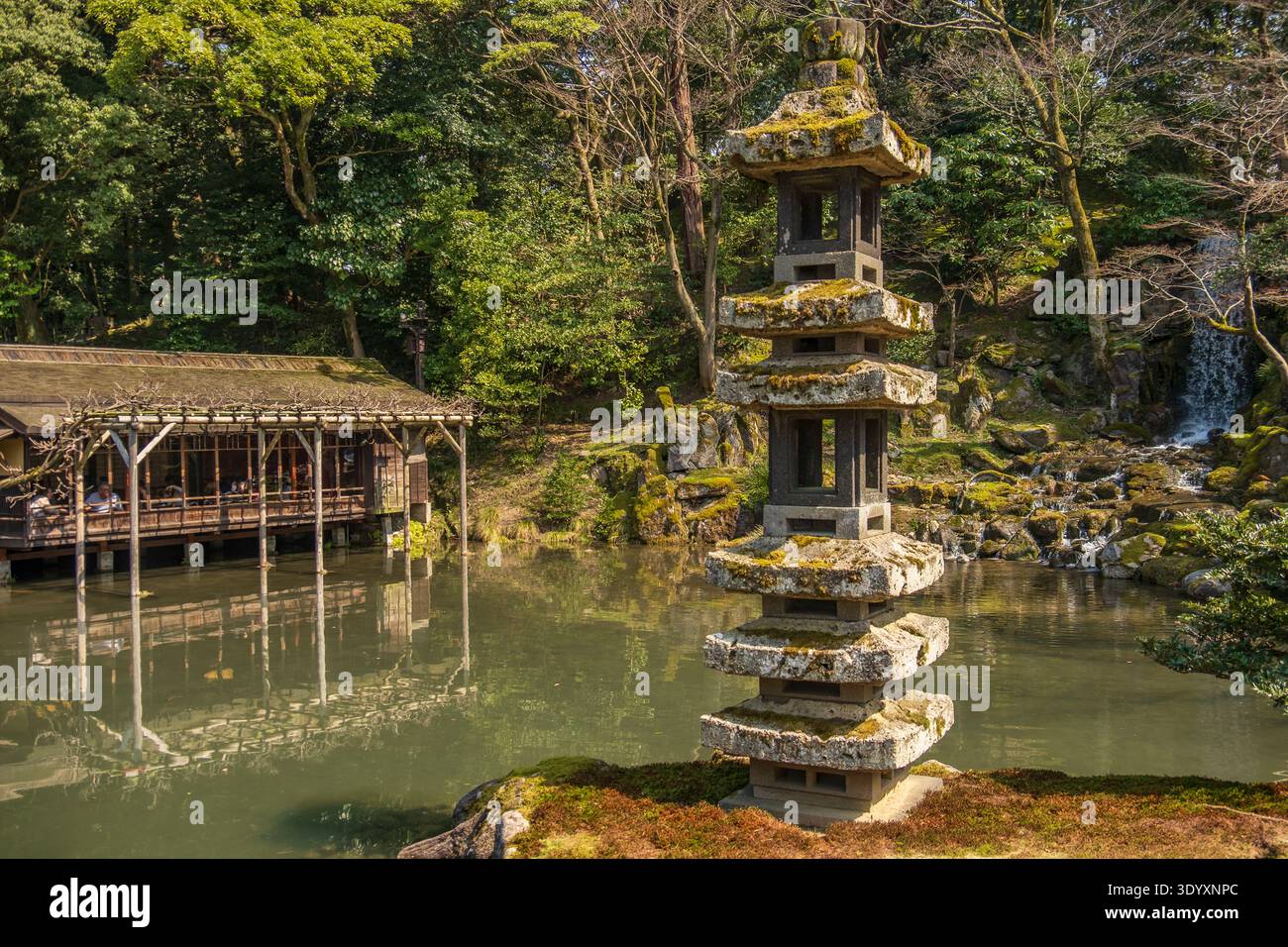 Traditionelles japanisches Teehaus, Steinlaterne und Wasserfall in Kenrokuen Garden, Kanazawa, Japan. Stockfoto