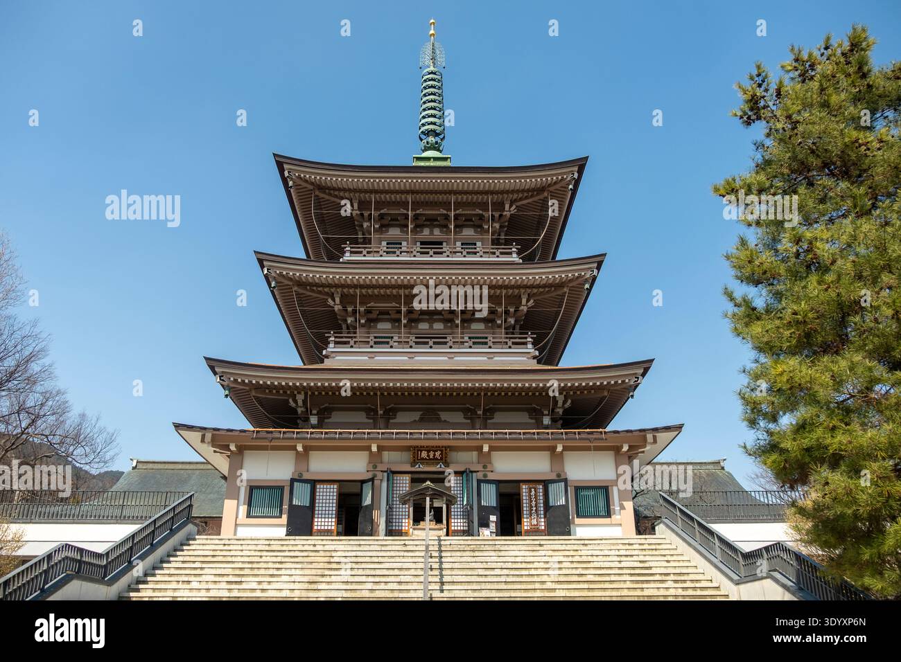 Fünfstöckige Pagode des Zenko-JI-Tempels gegen den blauen Himmel in Nagano, Japan. Stockfoto
