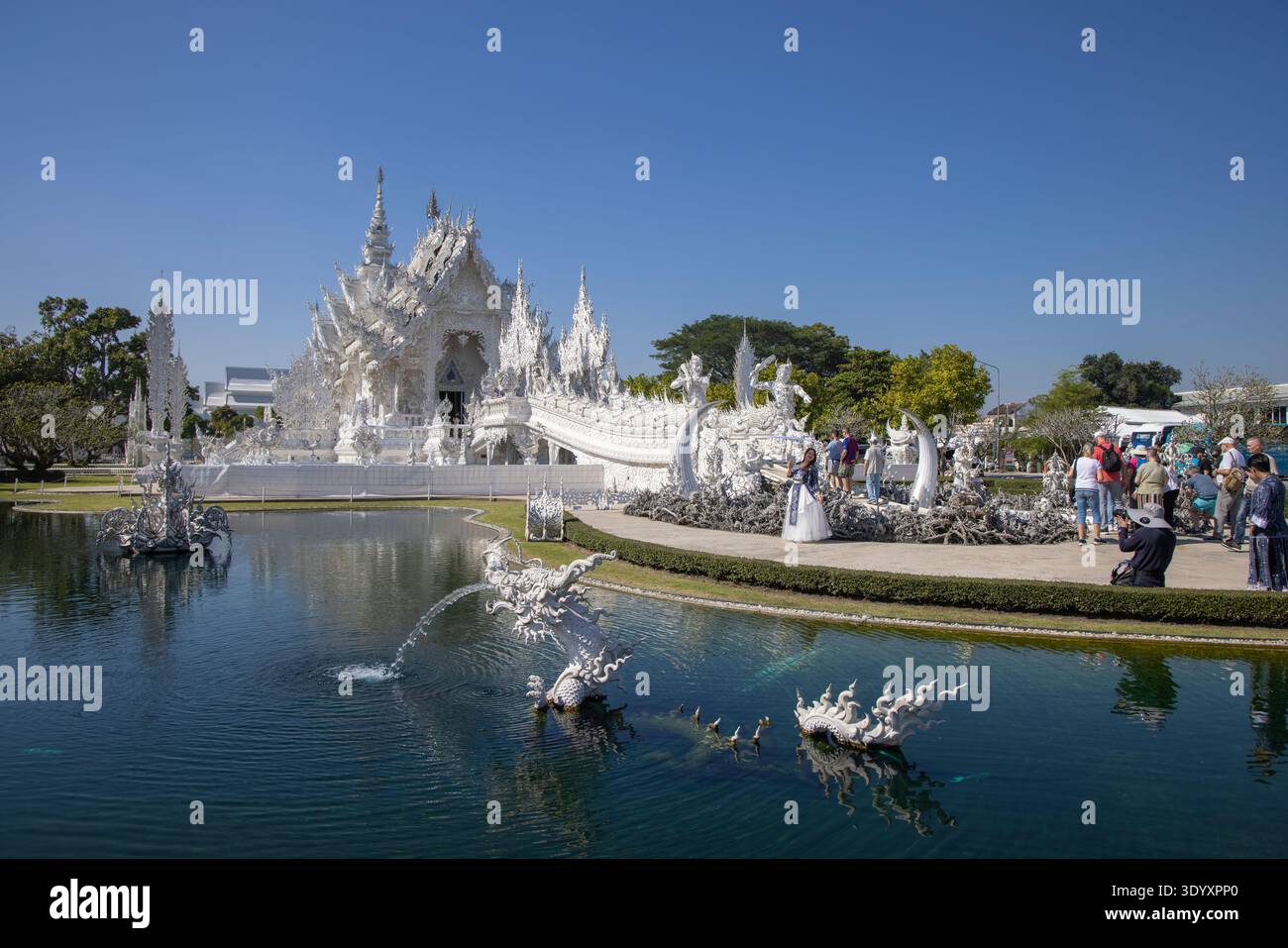Wat Rong Khun (der Weiße Tempel) mit Skulpturen im Teich, Mueang Chiang Rai, Chiang Rai, Thailand, Asien Stockfoto