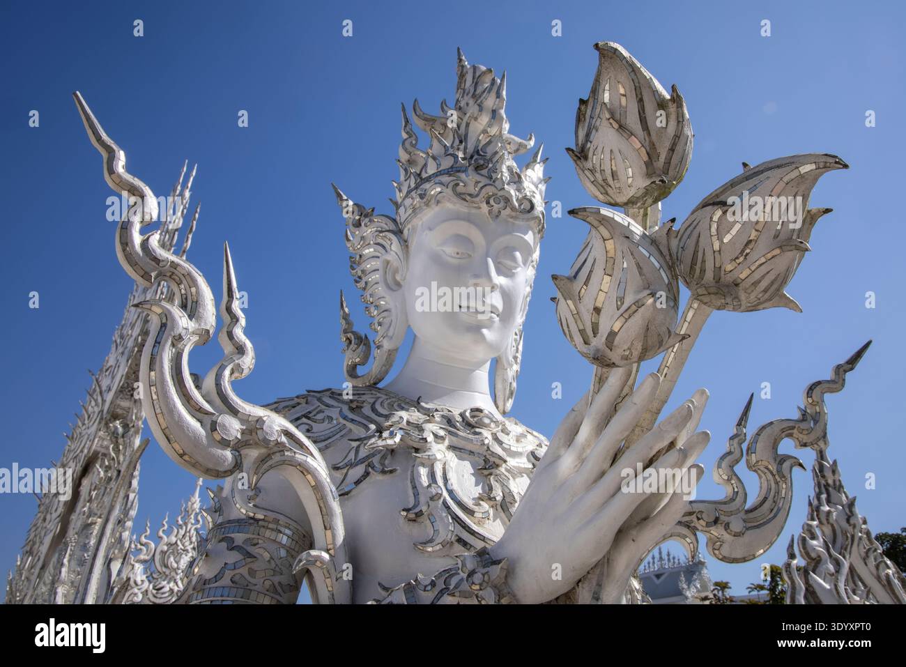 Skulptur auf dem Weg zum Wat Rong Khun (Weißer Tempel), Mueang Chiang Rai, Chiang Rai, Thailand, Asien Stockfoto