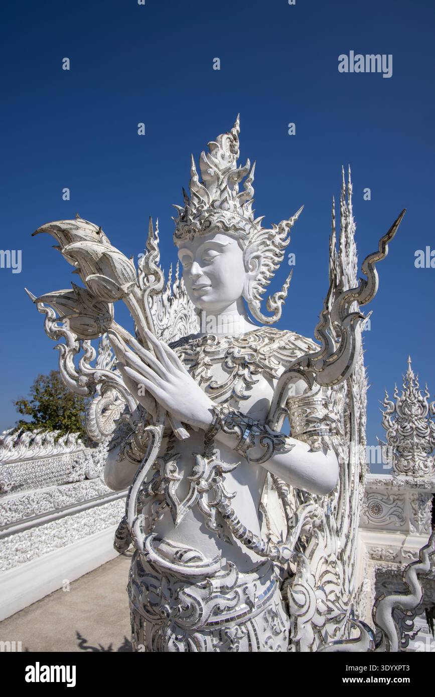 Skulptur auf dem Weg zum Wat Rong Khun (Weißer Tempel), Mueang Chiang Rai, Chiang Rai, Thailand, Asien Stockfoto