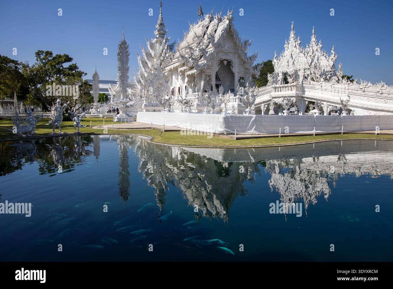 Reflexion von Wat Rong Khun (der Weiße Tempel) im Teich, Mueang Chiang Rai, Chiang Rai, Thailand, Asien Stockfoto