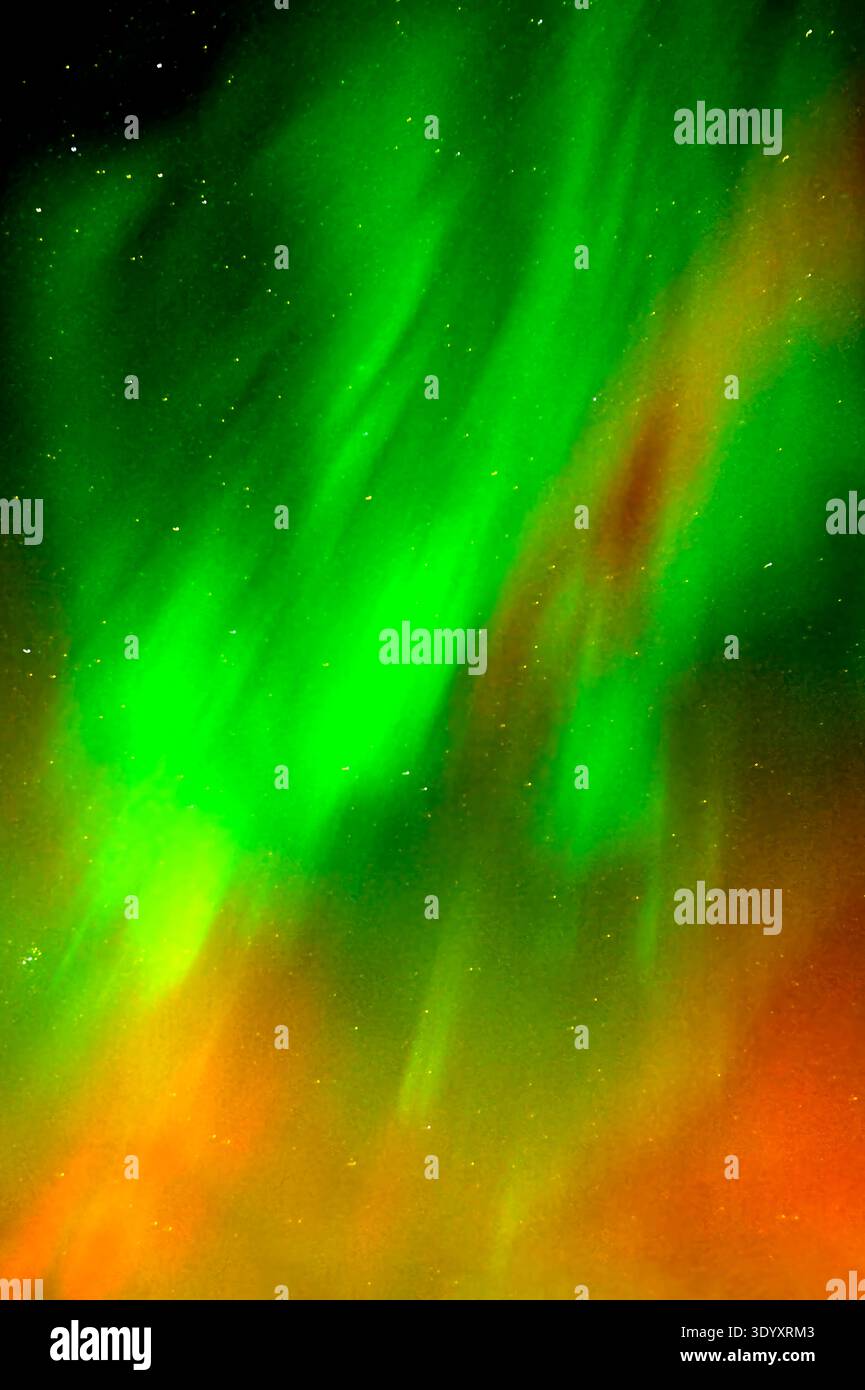 Eine atemberaubende Ausstellung farbenfroher Nordlichter im ländlichen Alberta Kanada Stockfoto