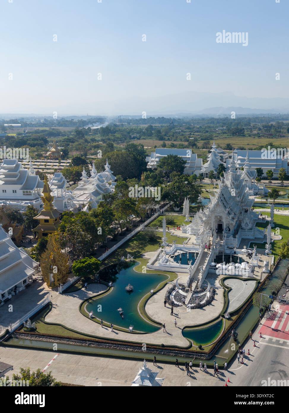 Aus der Vogelperspektive Wat Rong Khun (der Weiße Tempel), Mueang Chiang Rai, Chiang Rai, Thailand, Asien Stockfoto