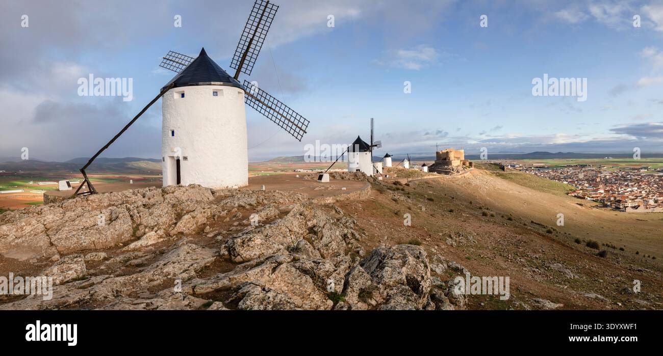 molinos de Consuegra con el castillo de la Muela al fondo, cerro Calderico, Consuegra, Provincia de Toledo, Castilla-La Mancha, Spanien Stockfoto
