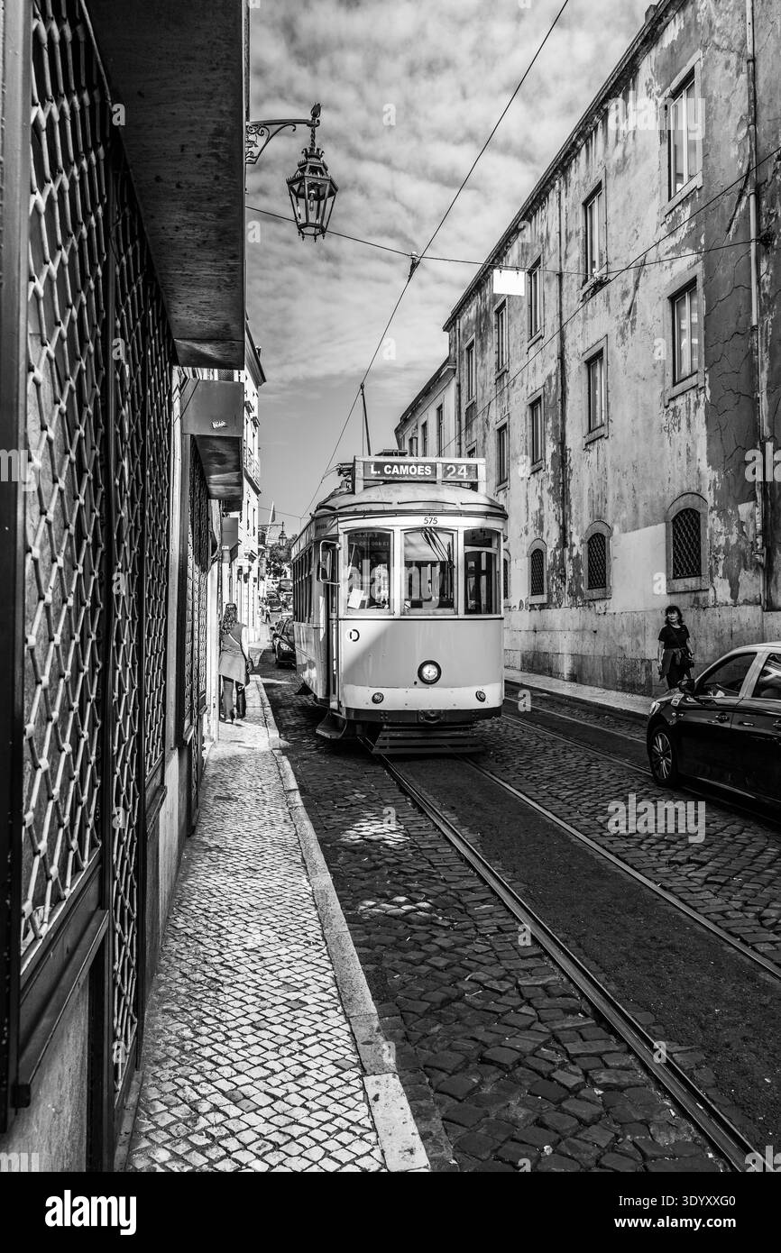 Schwarz-weiße Straßenszene mit Straßenbahn; Lissabon, Portugal Stockfoto