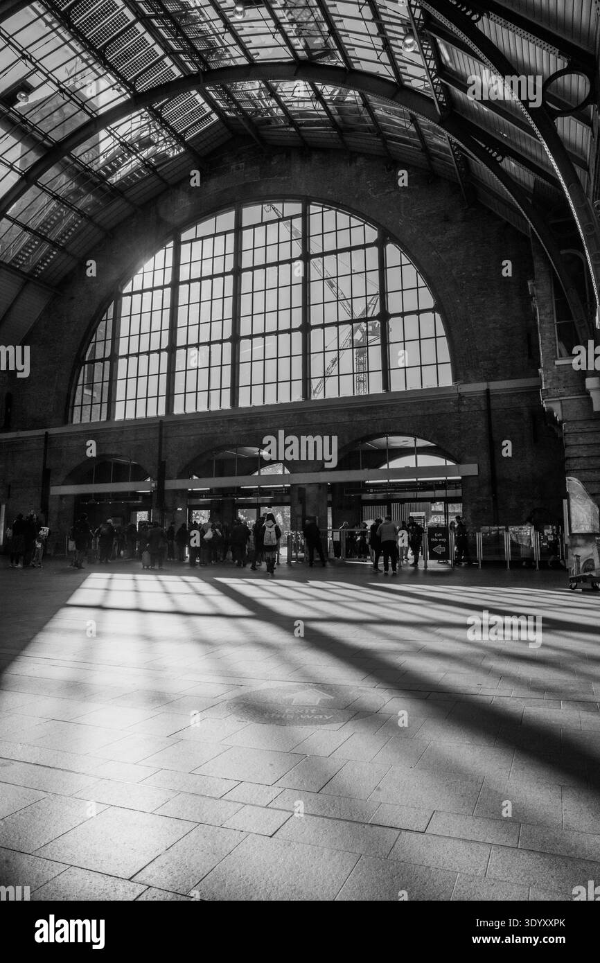 King's Cross Bahnhof Concourse, schwarz-weiß; London, England Stockfoto