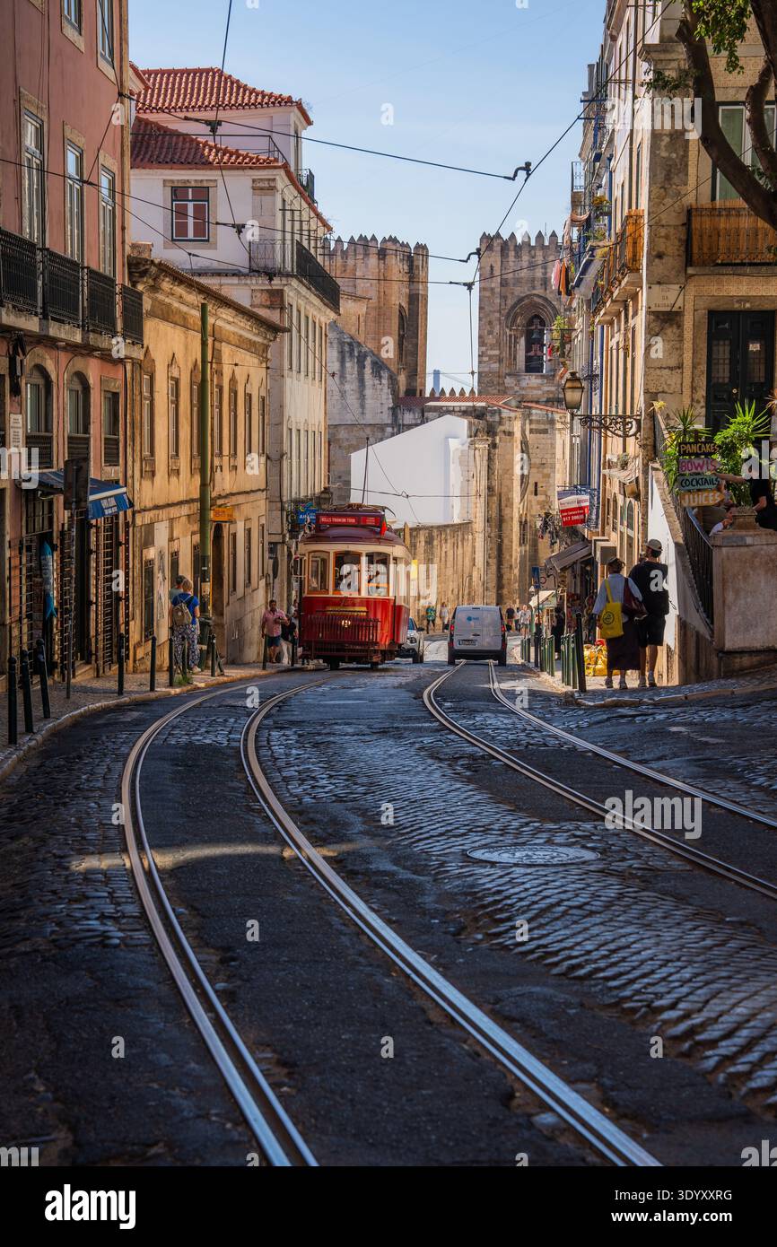 Straßenszene mit Straßenbahn; Lissabon, Portugal Stockfoto