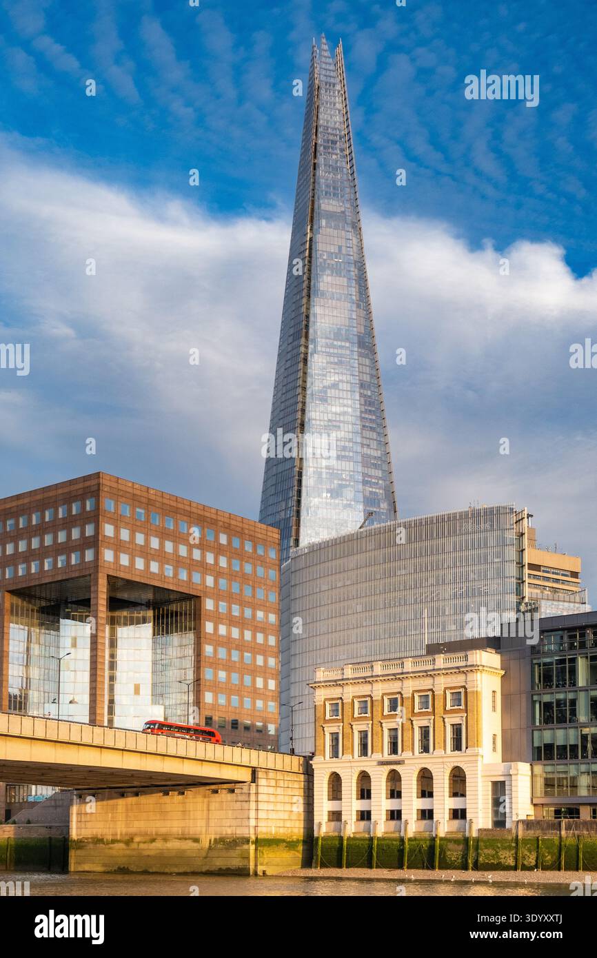 Der Shard Wolkenkratzer erhebt sich über Gebäuden am Fluss in der Nähe der London Bridge an der Themse, London, England, Vereinigtes Königreich Stockfoto