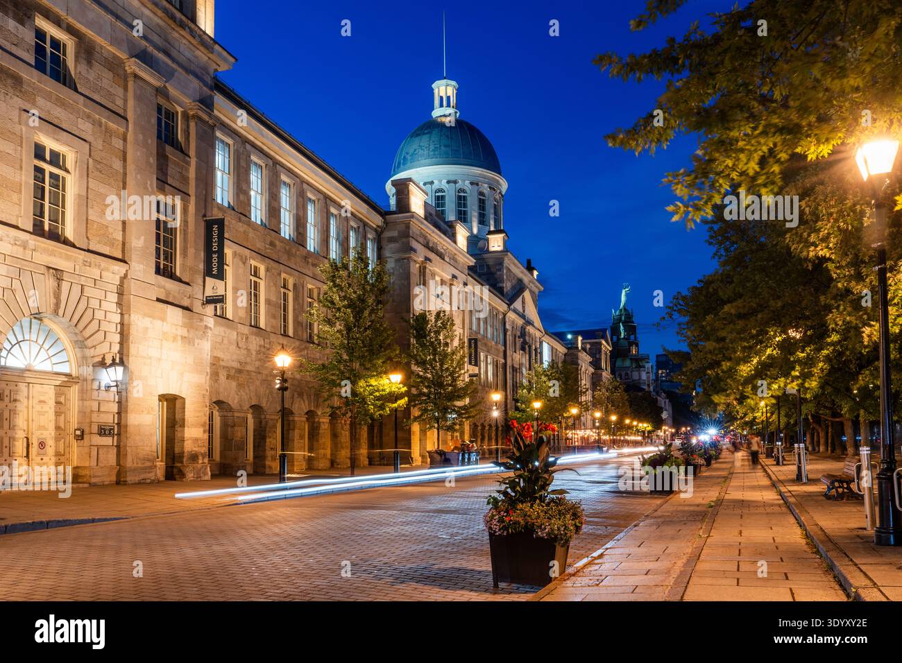 Historisches Stadtzentrum während der blauen Stunde; Montreal, Kanada Stockfoto