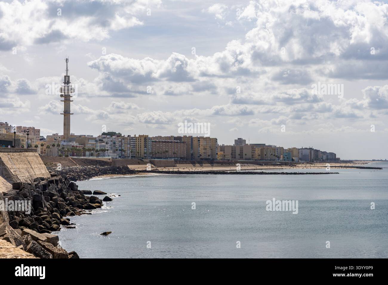 Die Skyline entlang des Stadtstrandes und der Promenade von Cadiz, Andalusien, Atlantik, Spanien Stockfoto