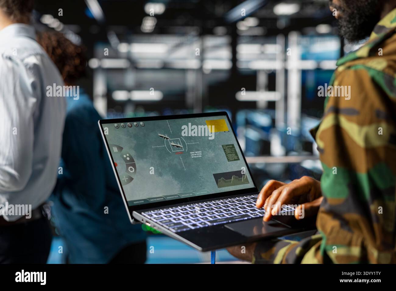 Schwarzer Armeesoldat im Rechenzentrum mit Laptop, um Satellitendaten per Drohnenkontrolle zu überblicken und sich die Missionskarte mit Kommandowerkzeugen anzusehen. Militärexperte entwickelt eine neue Sicherheitsstrategie. Stockfoto