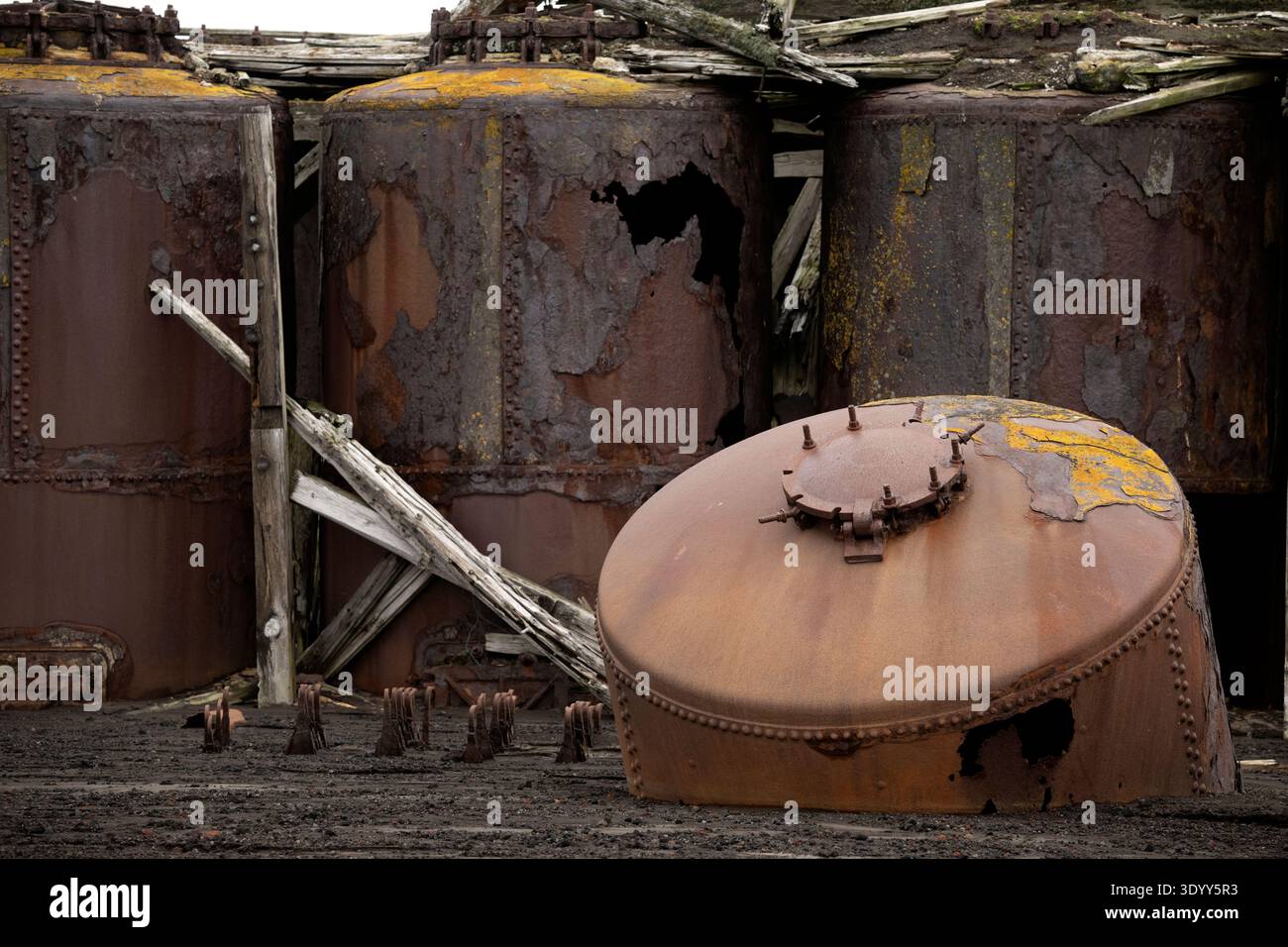 Rostige, baufällige Metalltanks erinnern an die historischen Walfangtage in Whalers Bay, Deception Island, South Shetland Islands, in der Nähe der Antarktis Stockfoto