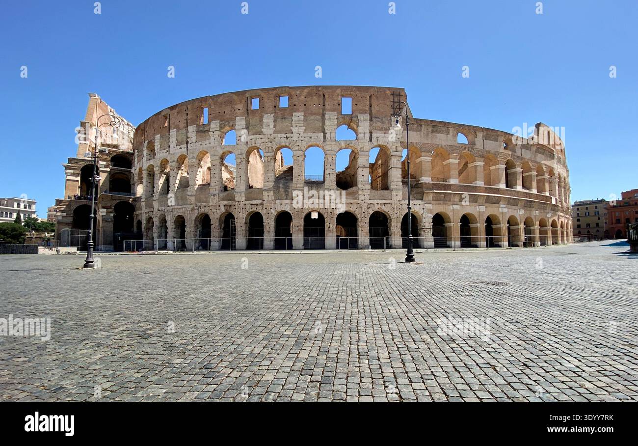 Das Wahrzeichen des antiken römischen Kolosseums in Rom, Italien - Smartphone-aufgenommenes Stockfoto