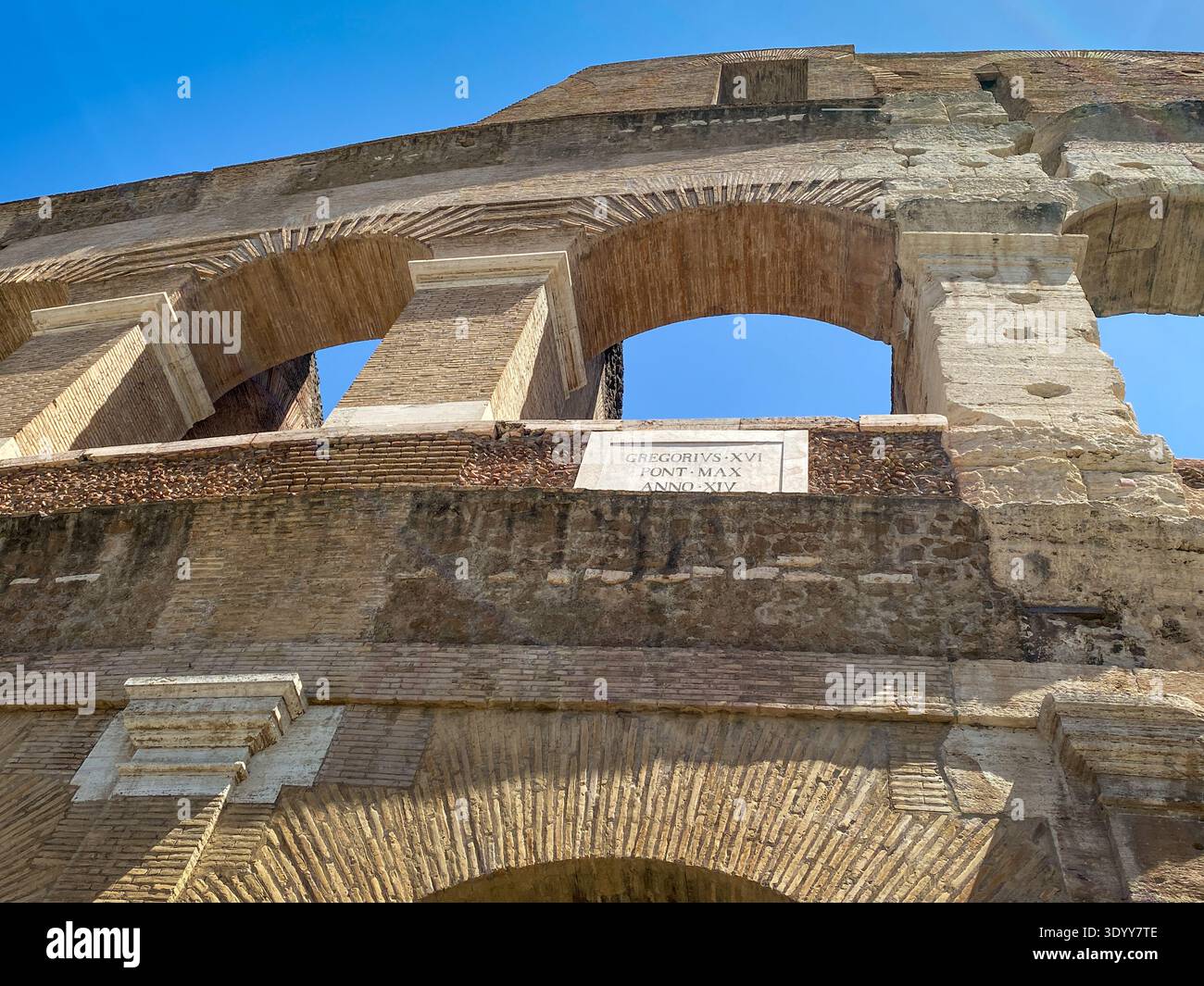 Nahaufnahme nach oben auf das Wahrzeichen Kolosseum in Rom, Italien - Smartphone-aufgenommenes Stockfoto
