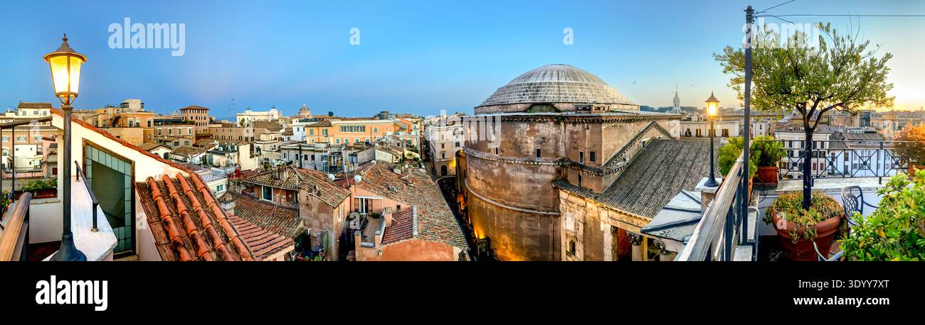 Blick von der Dachterrasse auf die Skyline von Rom und die Rotunde des berühmten Pantheons in Rom, Italien bei Sonnenuntergang - Smartphone-aufgenommenes Stockfoto