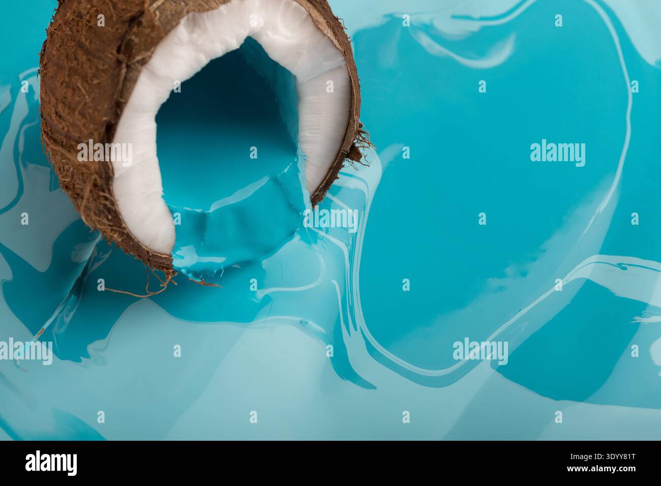 Blaue Farbe aus Kokosnuss, kreativer Hintergrund Stockfoto