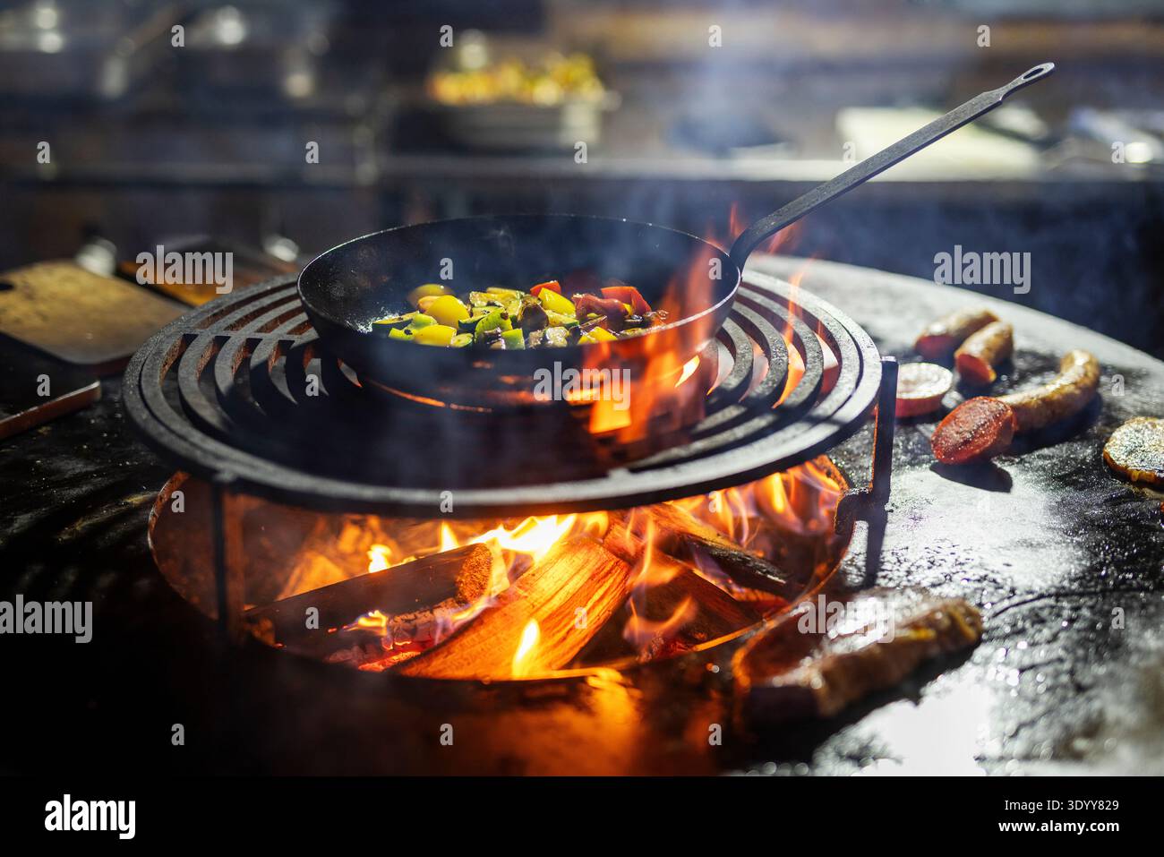 Kochen über offenem Feuer, in einer Eisenpfanne, rustikal, Steiermark, Österreich, Europa Stockfoto