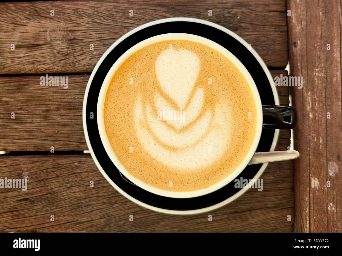 Tasse heißen Latte - Smartphone-aufgenommenes Stockfoto